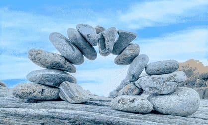 arco hecho de piedras simbolizando la sostenibilidad