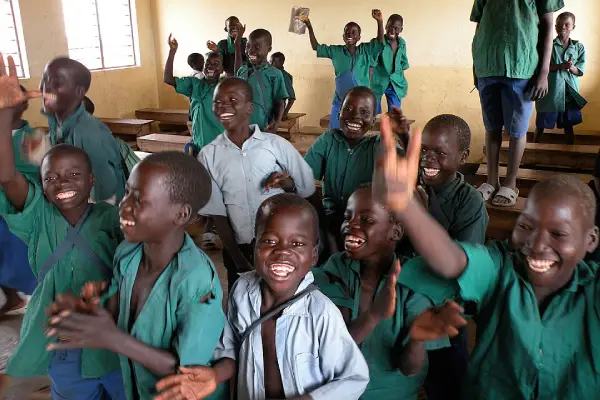 niños africanos en la escuela