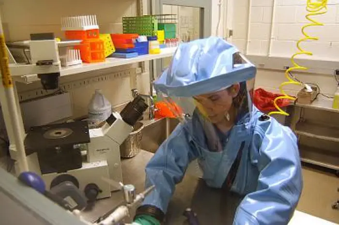 mujer con traje de bioseguridad