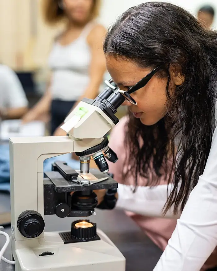 persona observando por el microscopio