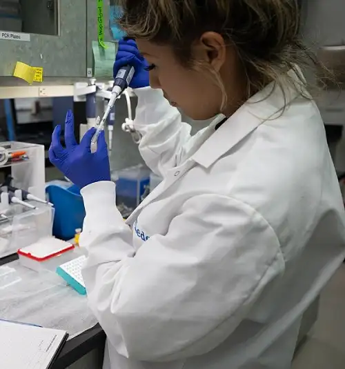 técnica de laboratorio trabajando